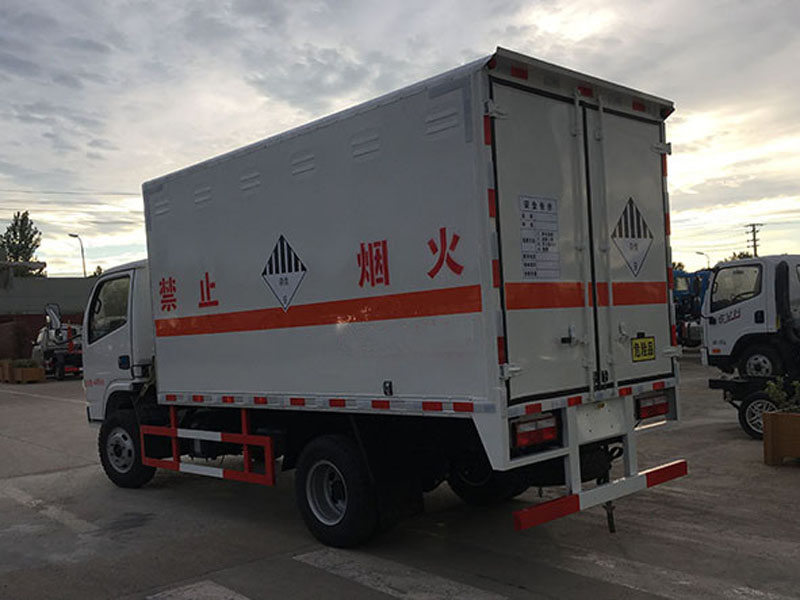 多利卡4.1米(蓝牌)杂项危险品厢式车